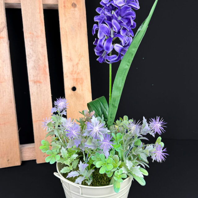 Violetti hyasintti tekokukka ruukussa