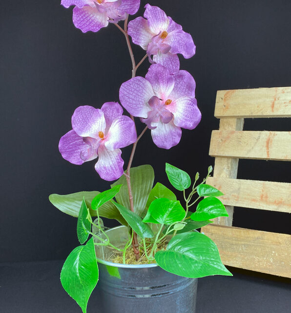 Violetti orkidea tekokukka sinkkiruukussa