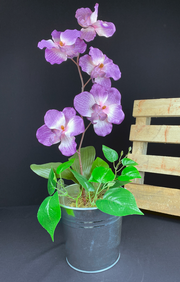 Violetti orkidea tekokukka sinkkiruukussa