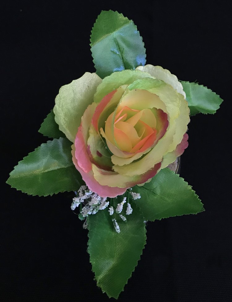 Ruusu tekokukkapää lehdillä, vihreä/rosa