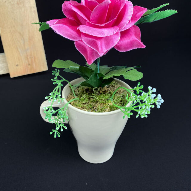 Pinkki tekoruusu mukiruukussa