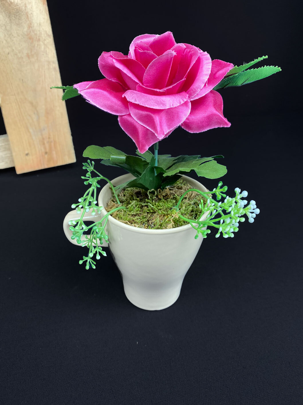 Pinkki tekoruusu mukiruukussa