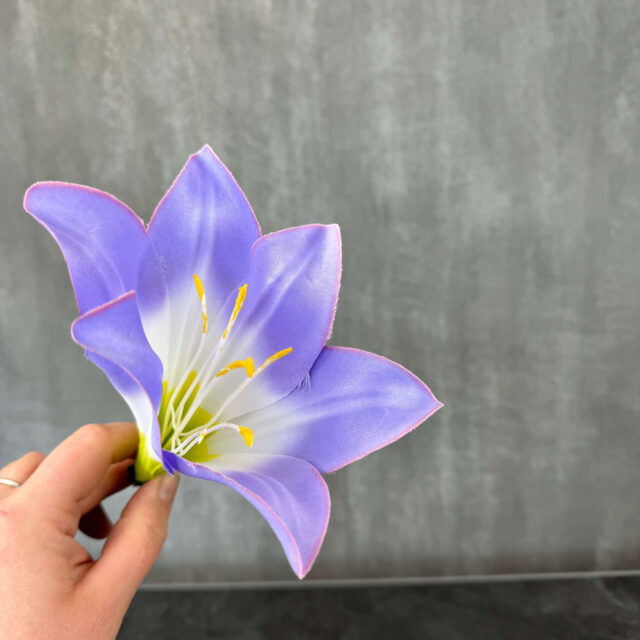 Lilja tekokukkapää, vaaleanvioletti/valkoinen