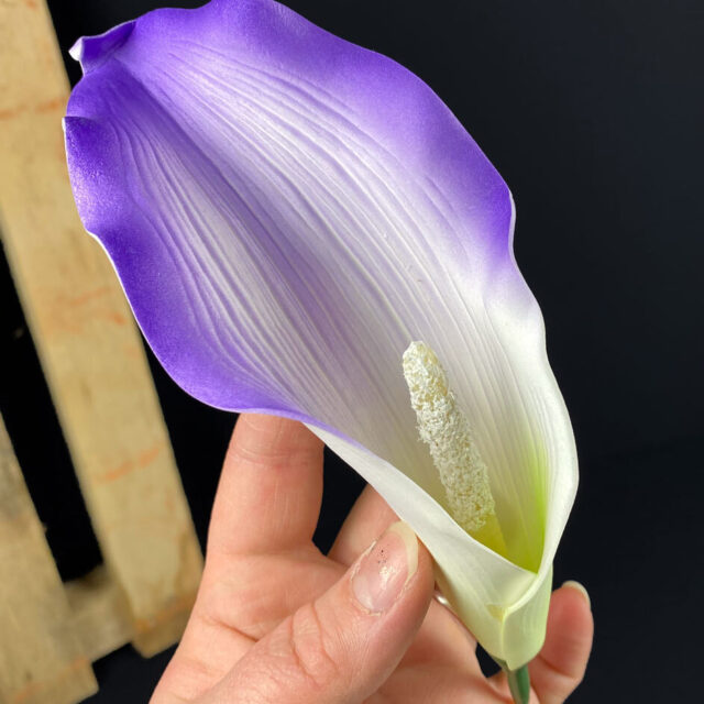 Kalla tekokukkapää, valkoinen/violetti