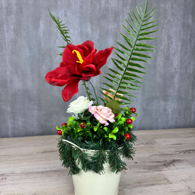 Punainen amaryllis tekokukka ruukussa