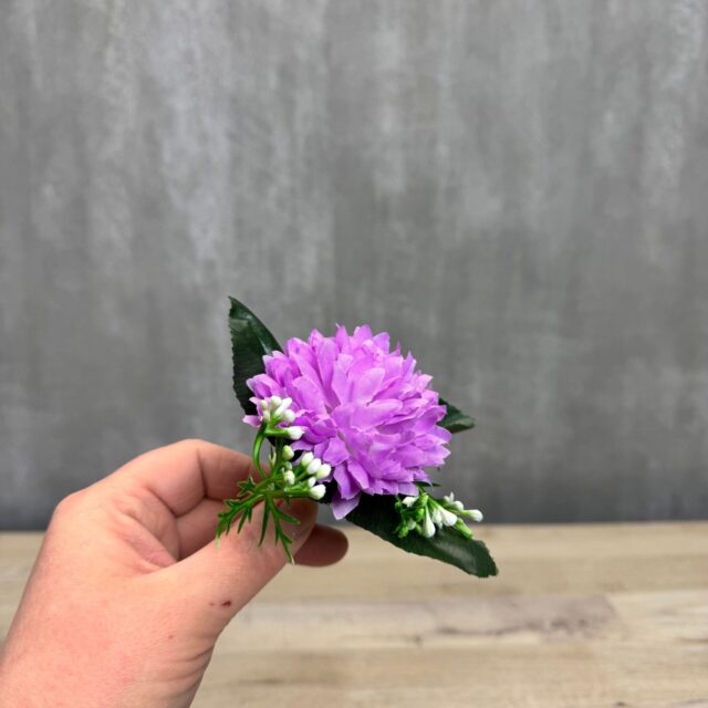 Asteri tekokukkapää lehdillä, vaaleanvioletti
