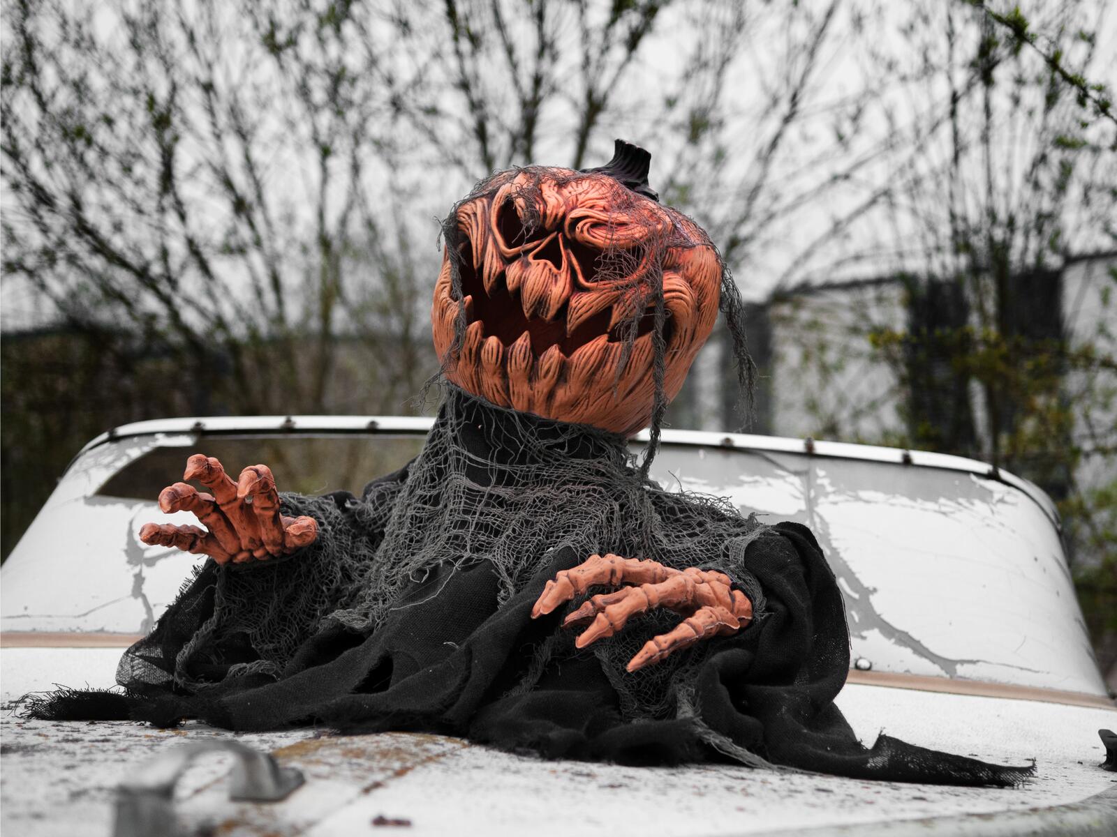 Oranssi ja musta animoitu kurpitsahirviö Halloween-koriste