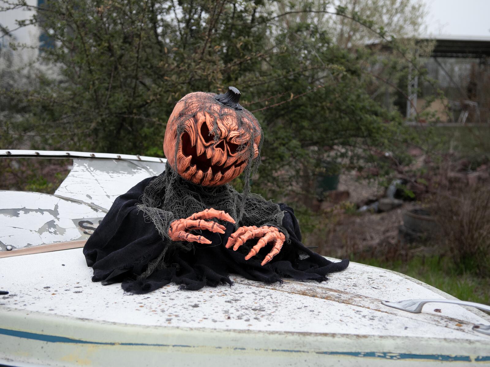Oranssi ja musta animoitu kurpitsahirviö Halloween-koriste