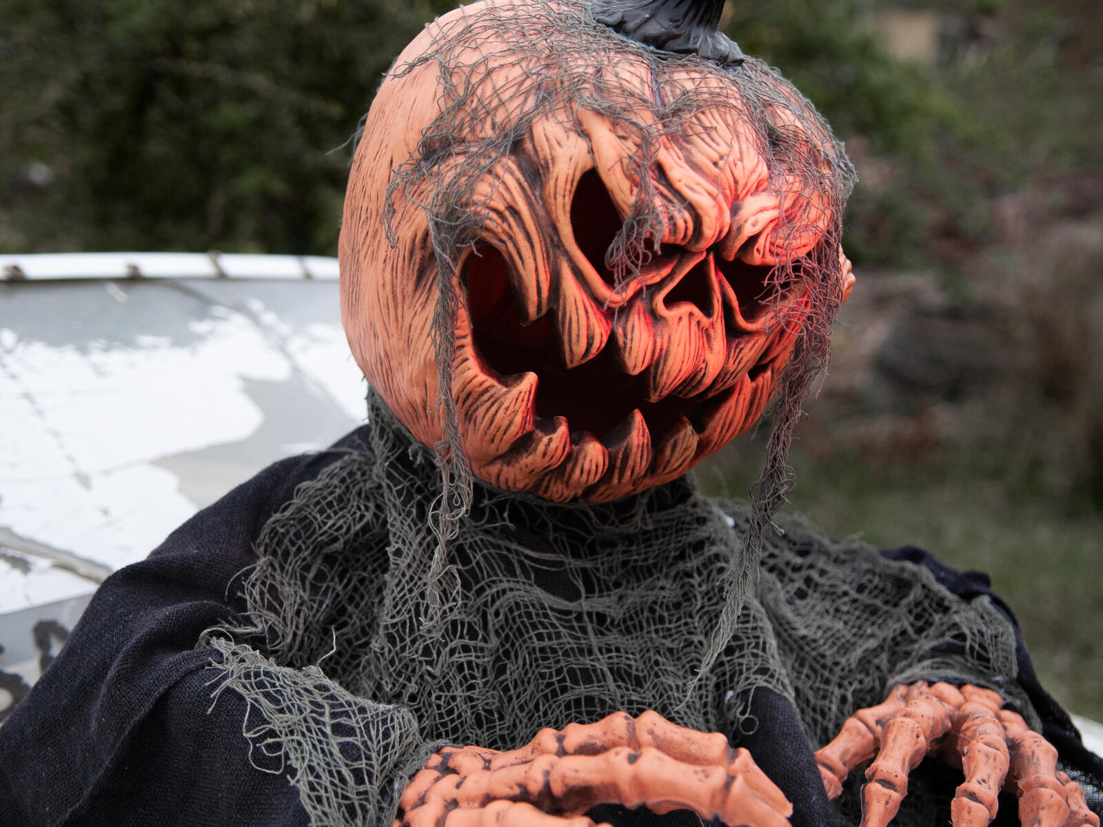 Oranssi ja musta animoitu kurpitsahirviö Halloween-koriste
