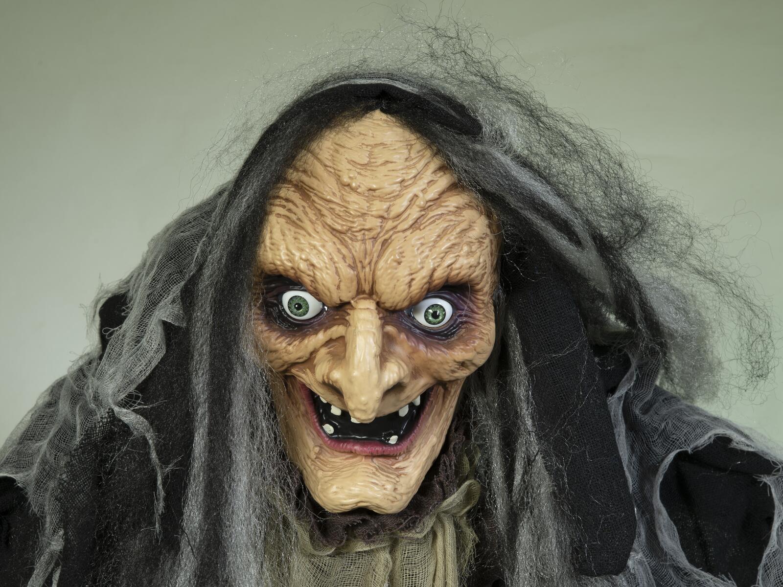 Animoitu musta ja harmaa Halloween-noitahahmo sauvan kanssa