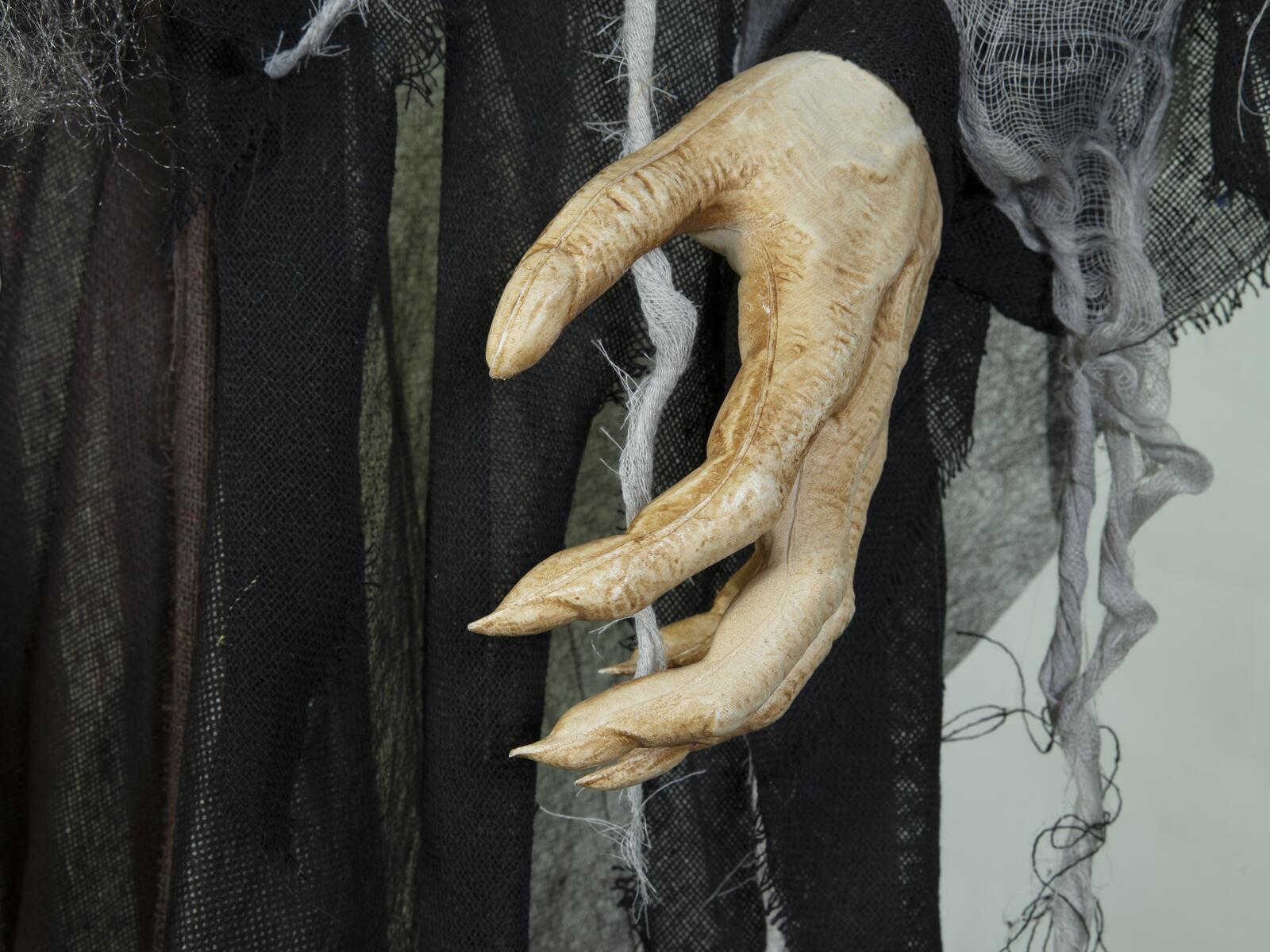 Animoitu musta ja harmaa Halloween-noitahahmo sauvan kanssa