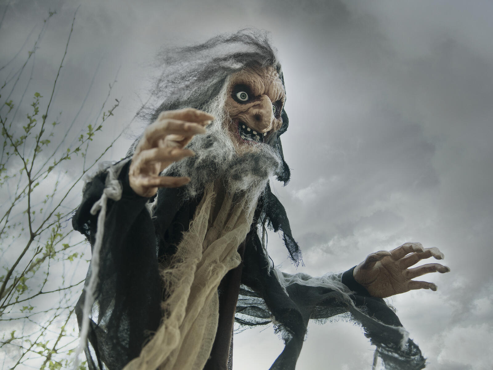 Animoitu musta ja harmaa Halloween-noitahahmo sauvan kanssa