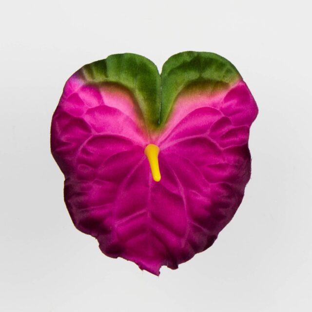 Vaalean fuksian ja vihreän sävyinen anthurium-tekokukan pää