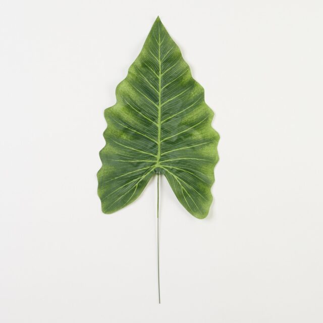 Vihreä anthurium-tekolehti varrella