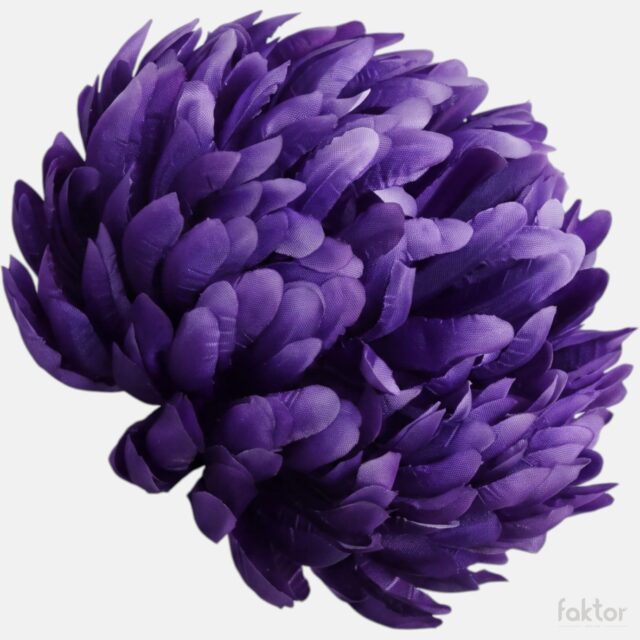 Tummanvioletti krysanteemin tekokukan kukkapää
