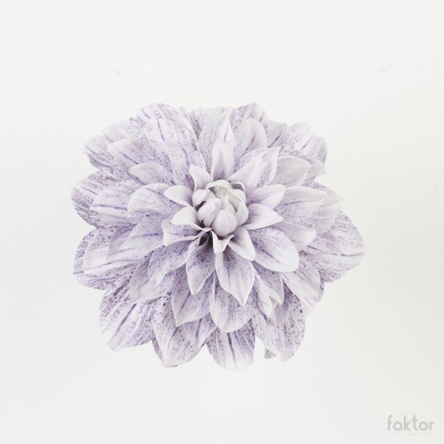 Valko-liila daalian tekokukkapää, halkaisija 17 cm
