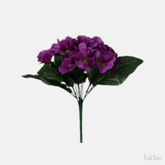 Violetti orvokkitekokukkakimppu vihreillä lehdillä