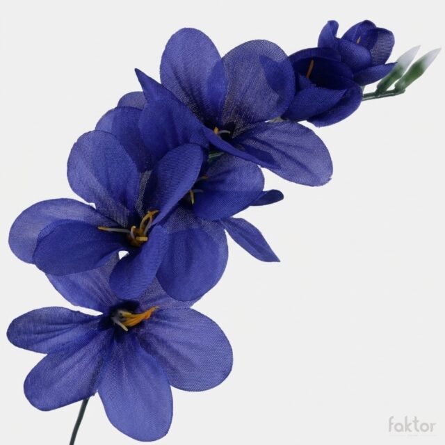 Tummansininen freesia-tekokukan kukkapää