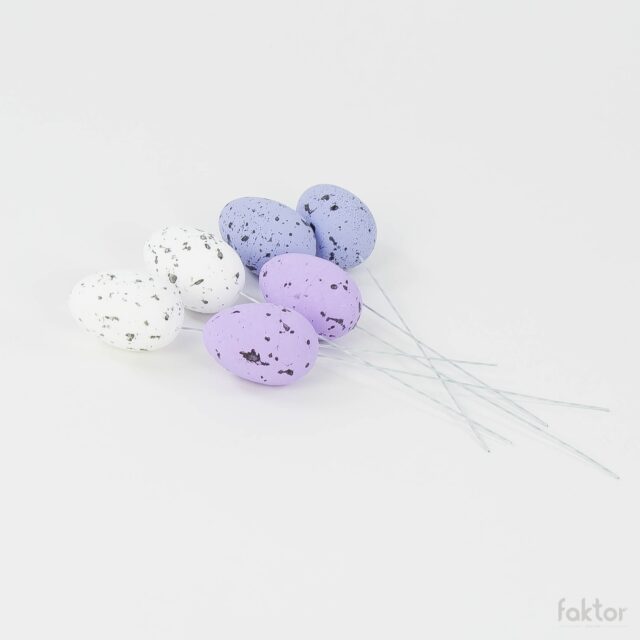 Violetti pääsiäismuna tikussa