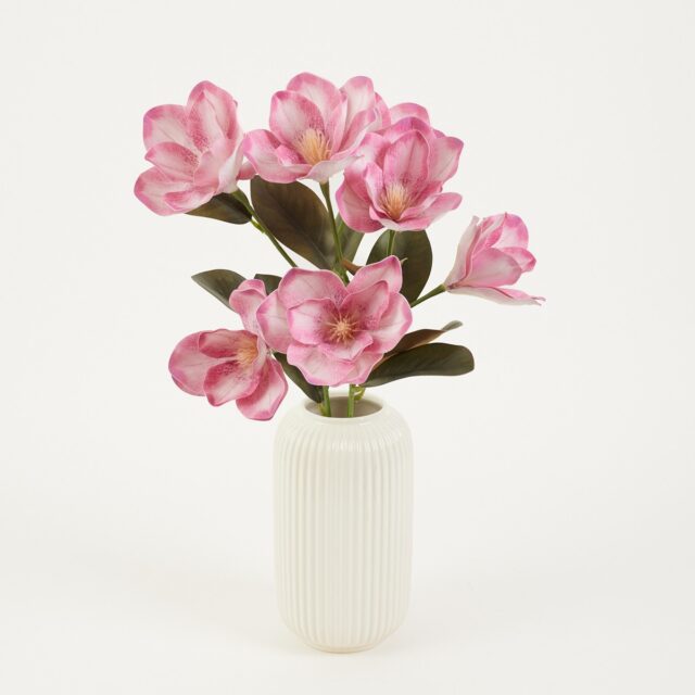 Kermanvalkoinen ja vaaleanpunainen magnolia-tekokukkakimppu