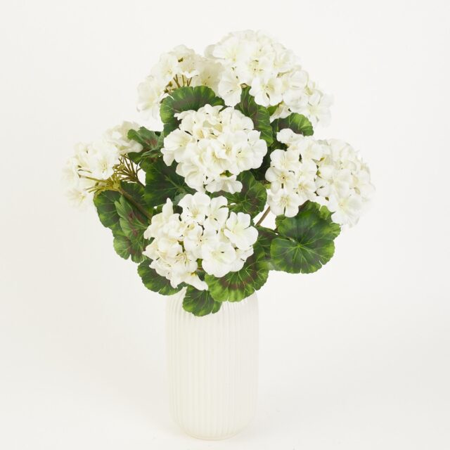 Kermanvärinen pelargonia-tekokukkakimppu
