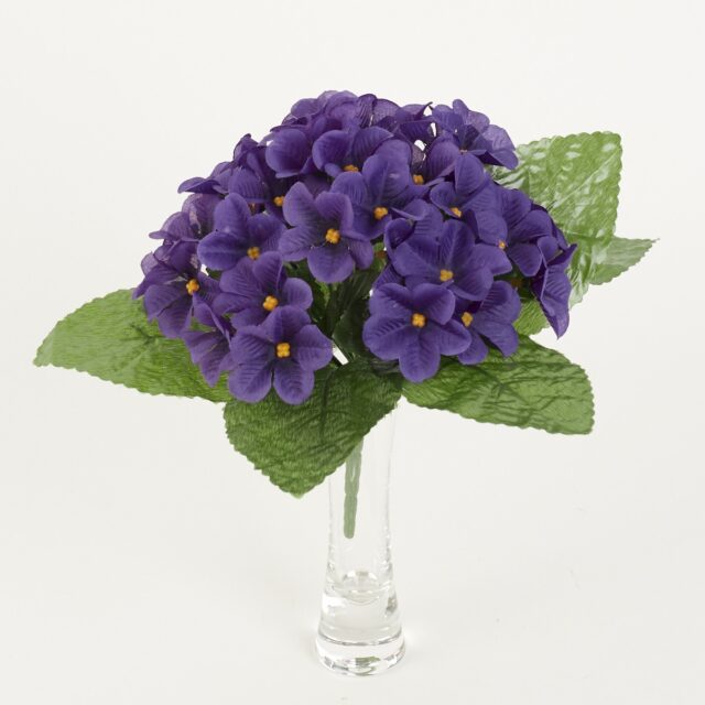 Violetti esikkotekokukkakimppu