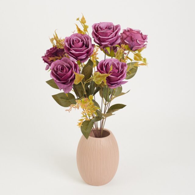 Violetti tekoruusukimppu koristelehdillä