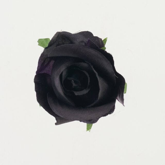 Musta-violetti satiininen tekoruusun pää