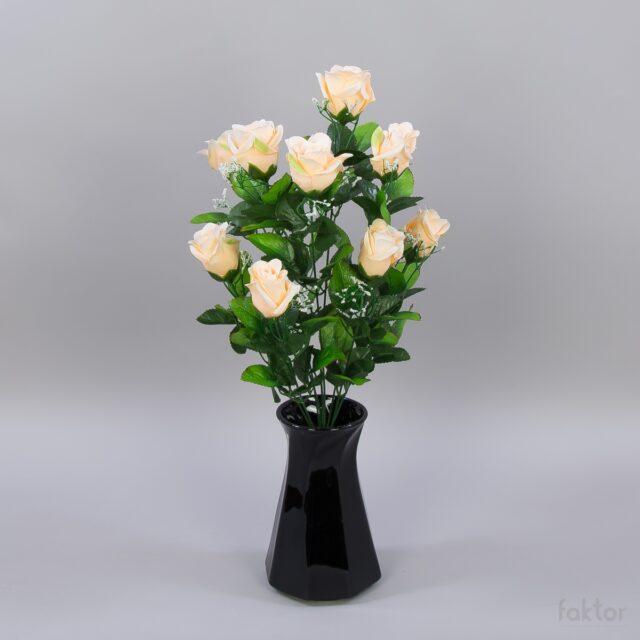 Vaalean persikanvärinen tekoruusukimppu nuppuina