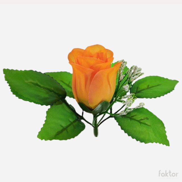 Keltainen tekoruusunnuppu lehdillä ja oranssilla reunalla