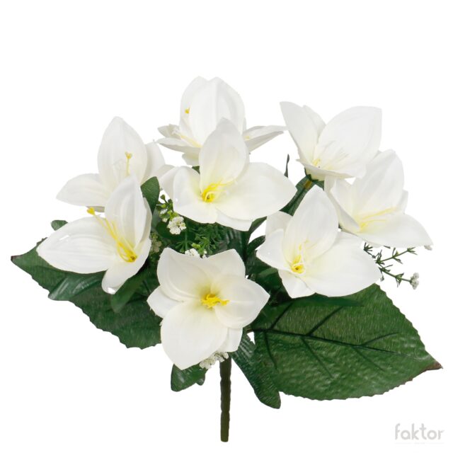 Kermanvärinen helleborus-tekokukkakimppu vihreillä lehdillä