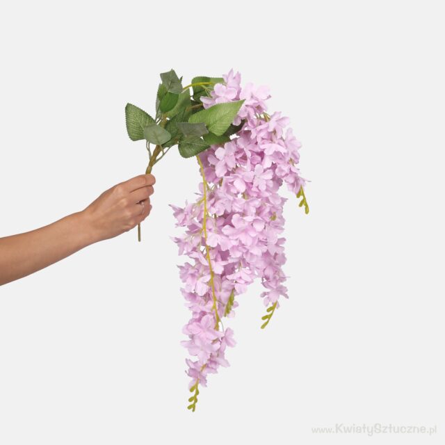 Vaaleanpunainen tekosinisadeoksa vihreillä lehdillä