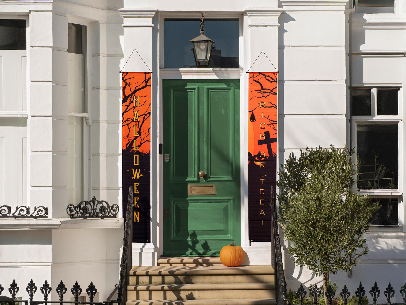 Oranssit ja mustat kummitustaloteemaiset Halloween-koristebannerit