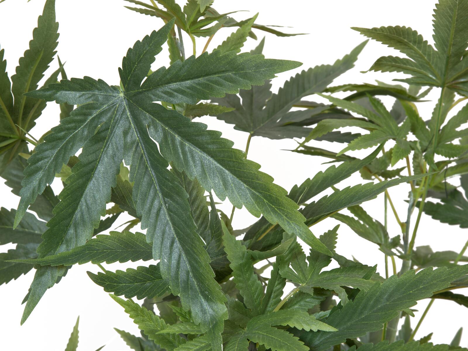 Vihreä kannabista jäljittelevä tekokasvi kasvatusruukussa, 120 cm