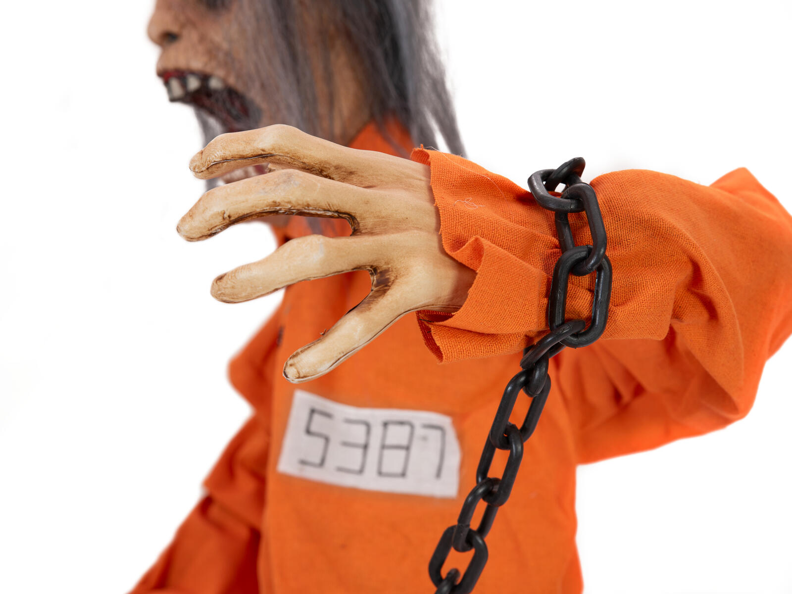 Animoitu Halloween-vankihahmo oranssissa asussa