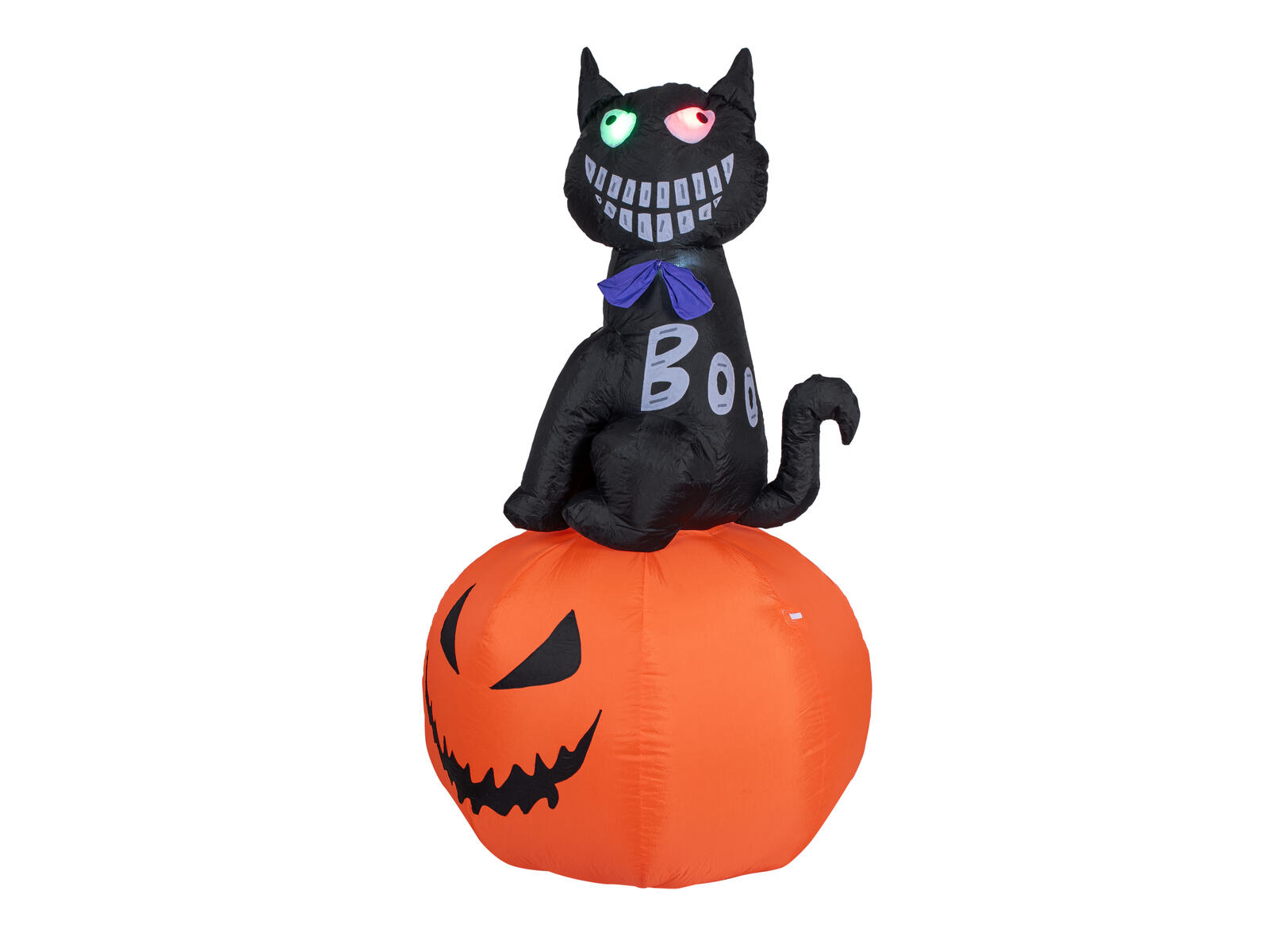 Ilmatäytteinen musta Halloween-kissa oranssin kurpitsan päällä