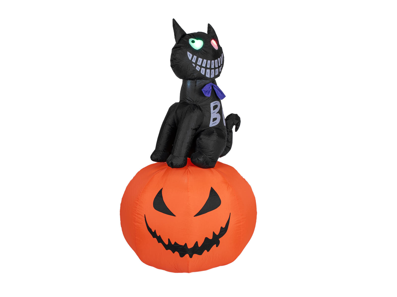 Ilmatäytteinen musta Halloween-kissa oranssin kurpitsan päällä