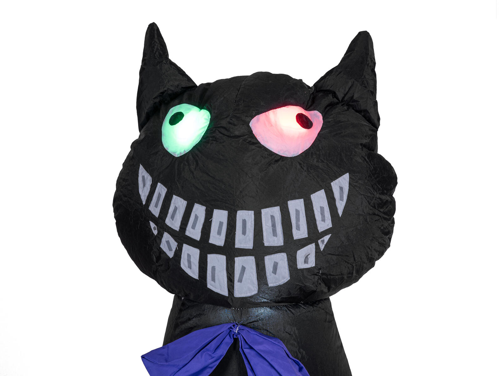 Ilmatäytteinen musta Halloween-kissa oranssin kurpitsan päällä