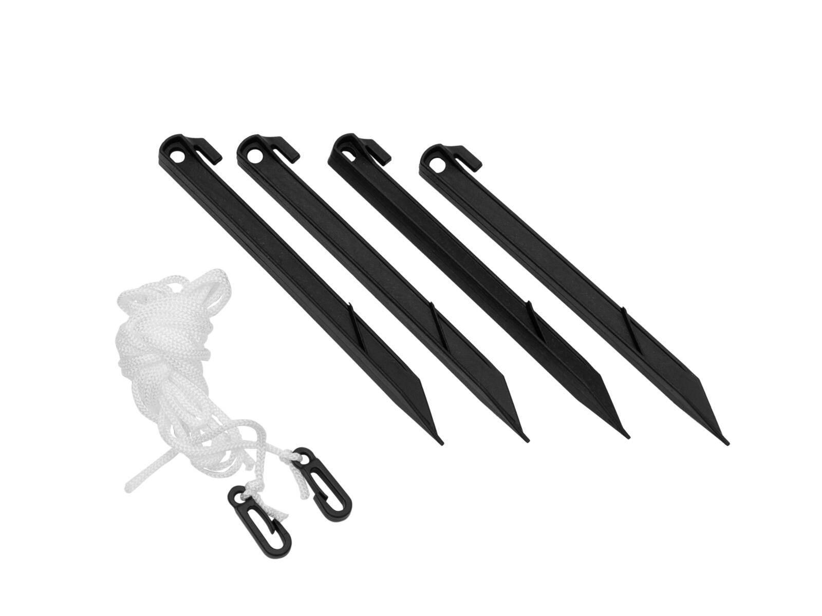 Ilmatäytteinen musta Halloween-kissa oranssin kurpitsan päällä