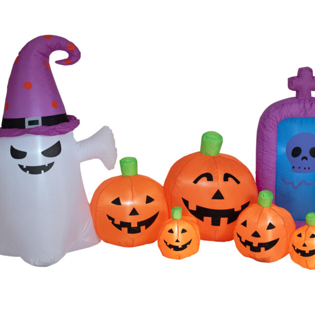 Ilmatäytteinen Halloween-koriste, jossa aave, kurpitsat ja hautakivi