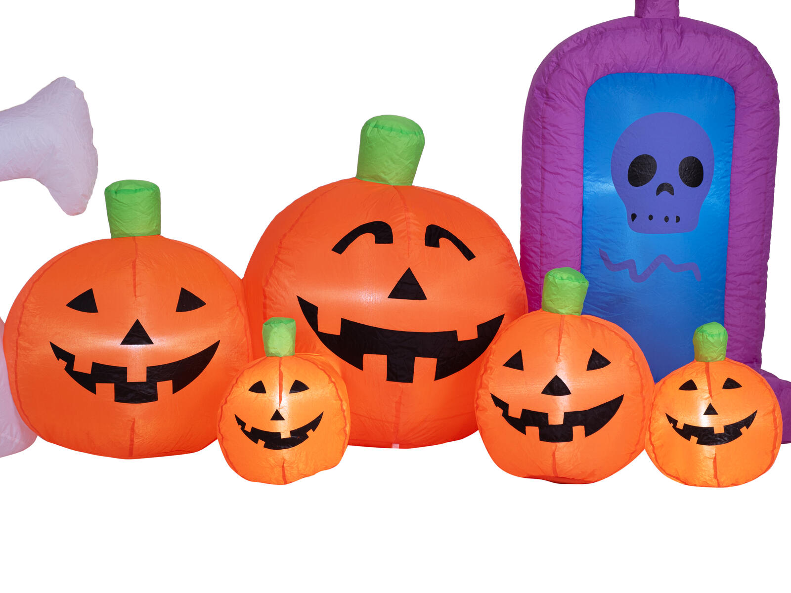 Ilmatäytteinen Halloween-koriste, jossa aave, kurpitsat ja hautakivi