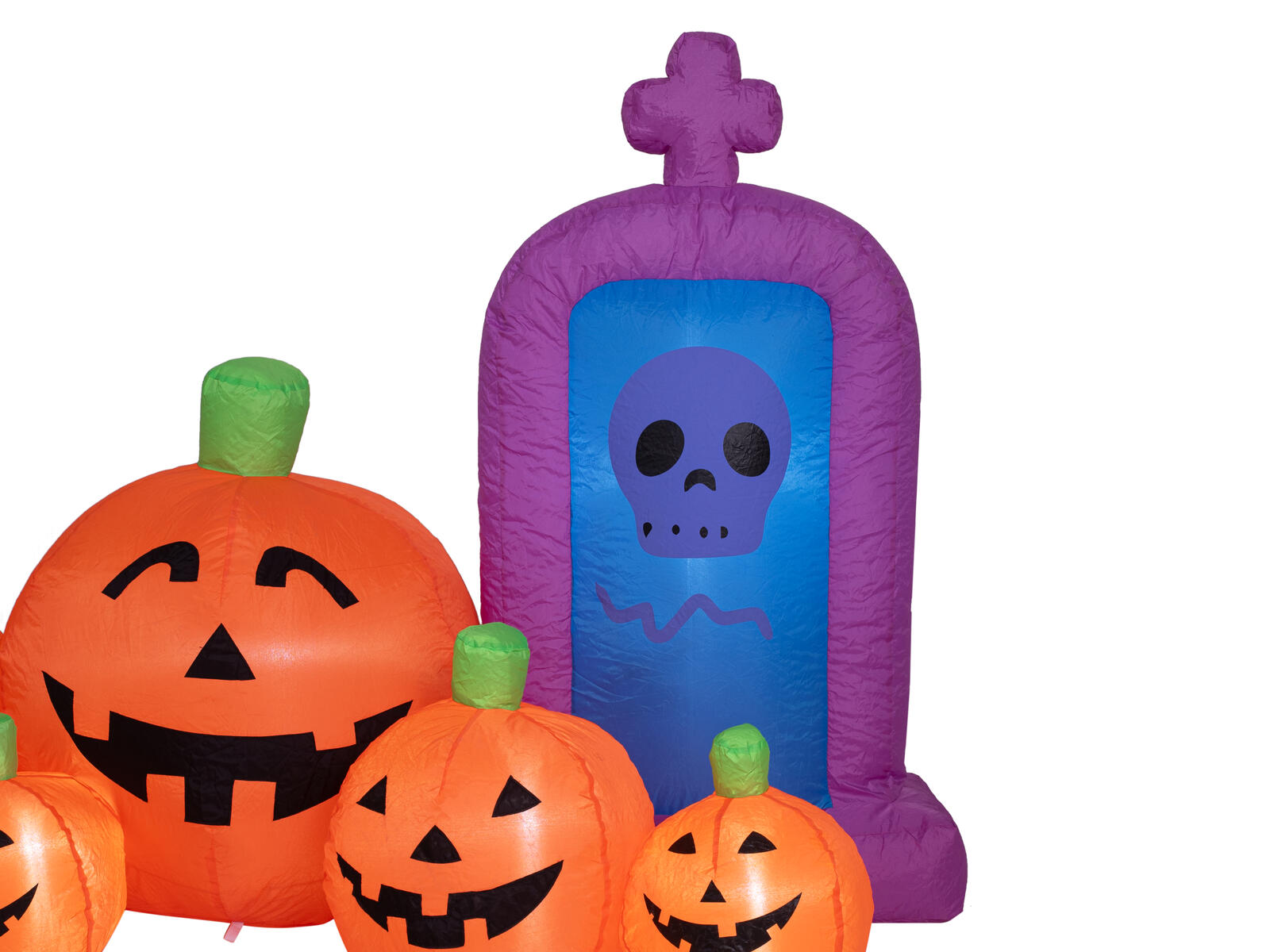 Ilmatäytteinen Halloween-koriste, jossa aave, kurpitsat ja hautakivi