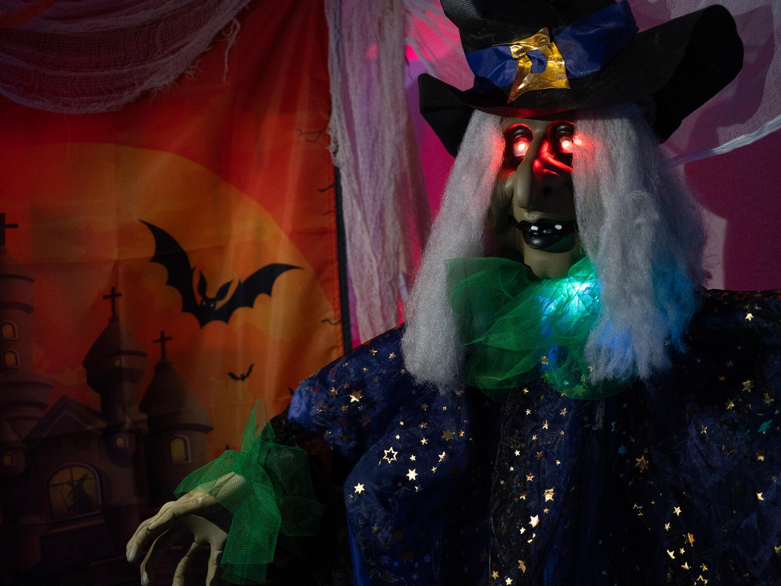 Ripustettava animoitu Halloween-noitahahmo mustassa ja sinisessä asussa