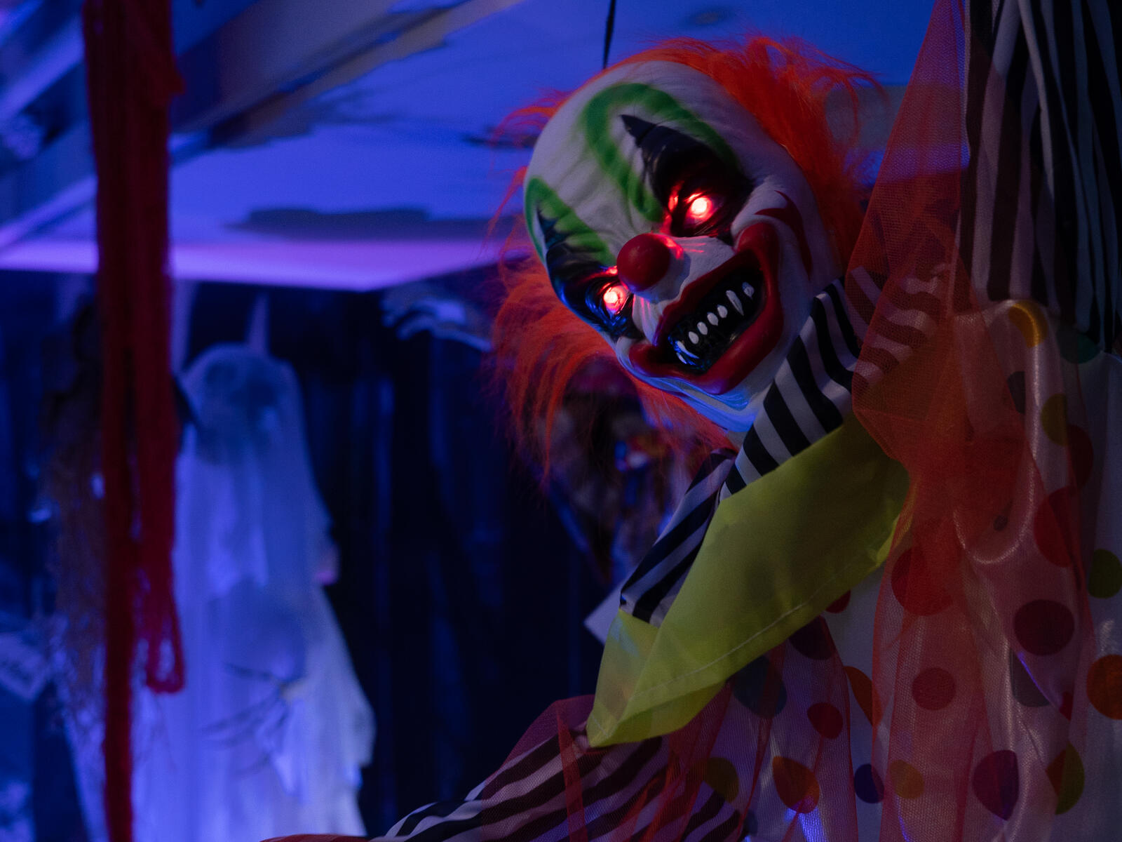 Animoitu riippuva Halloween-klovni värikkäässä asussa