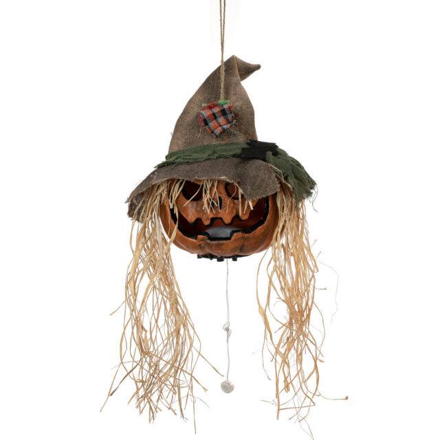 Riippuva oranssi kurpitsapää olkihiuksilla ja ruskealla hatulla