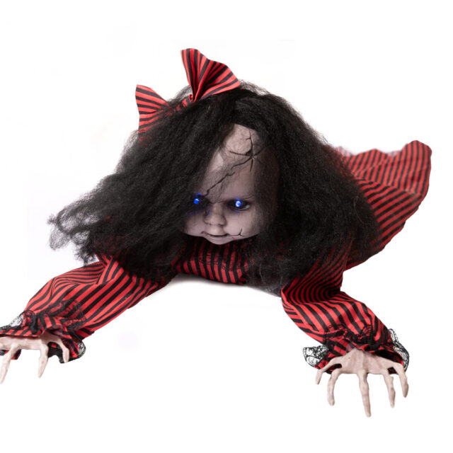 Punamustaan raidalliseen asuun pukeutunut ryömivä Halloween-hahmo