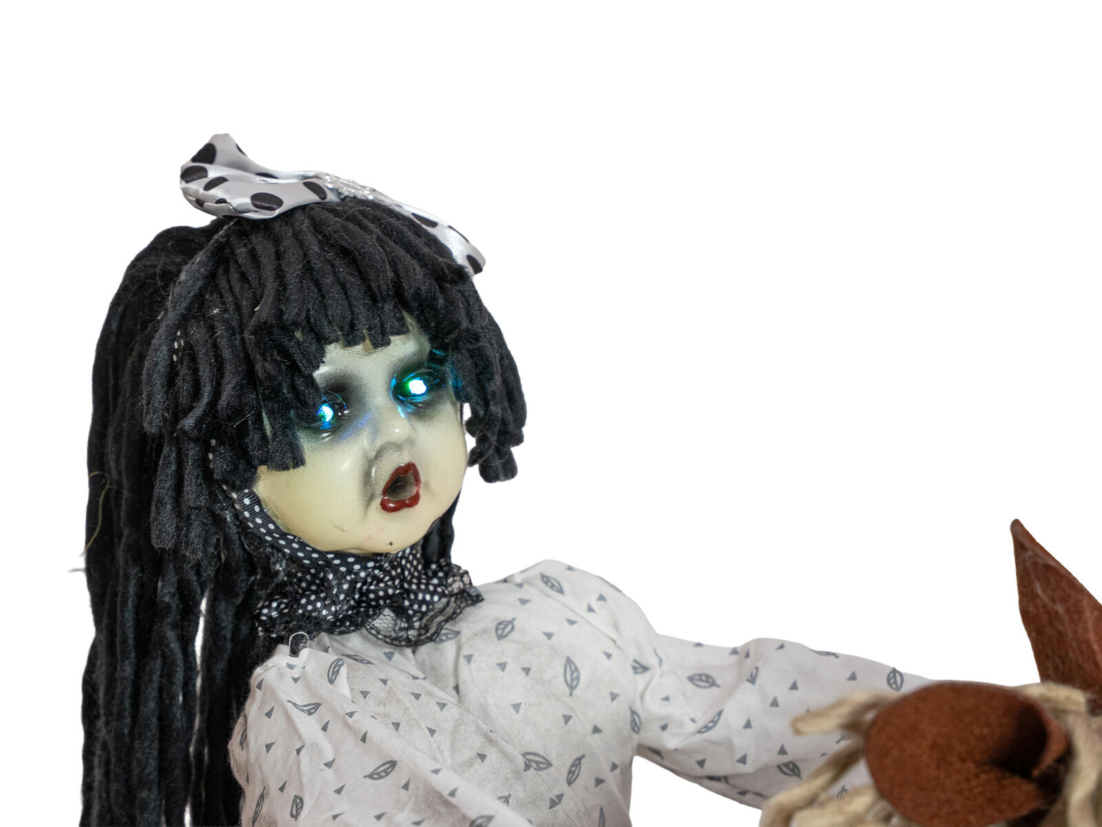 Animoitu Halloween-nukke keinuvassa hevosessa