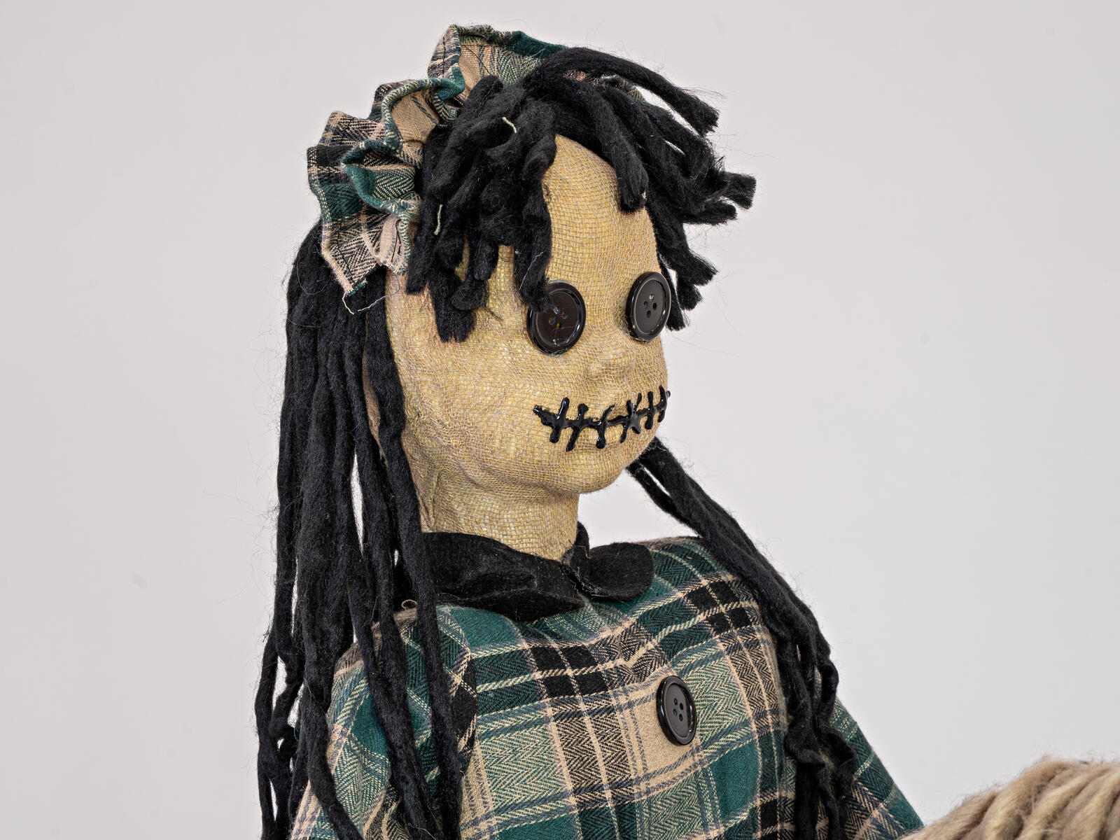 Animoitu Halloween-tyttöhahmo ponin selässä pyörällisellä alustalla