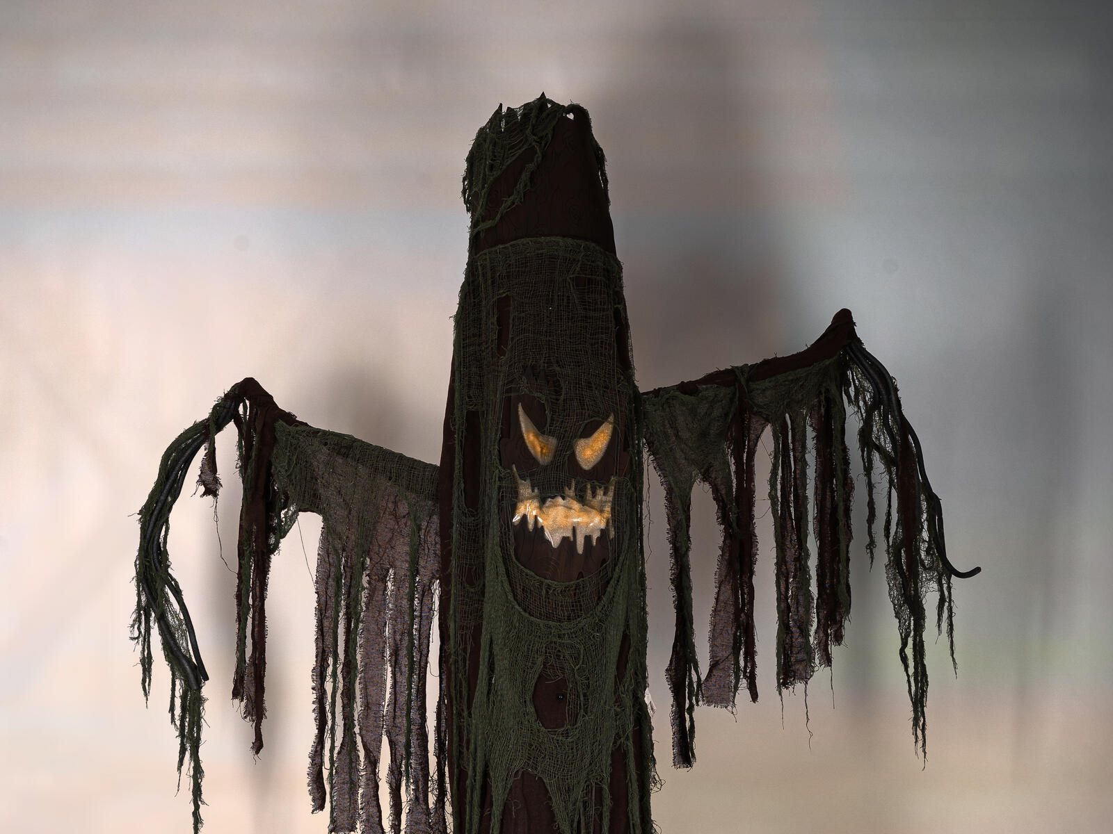 Animoitu tummanruskea ja tummanvihreä Halloween-hirviöpuu