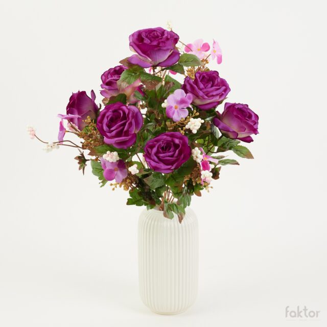 Violetti tekoruusukimppu vaaleanpunaisilla kukilla ja vihreillä lehdillä